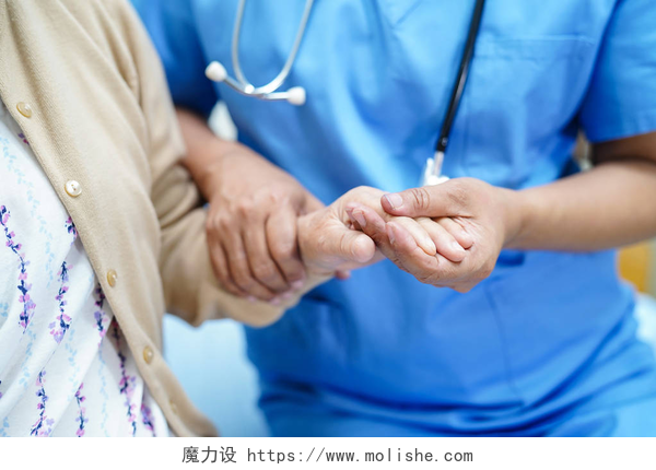男医生正在给病人做检查手持触摸手亚洲高级或老年老太太妇女患者关爱、关怀、帮助、鼓励与移情在护理医院病房: 健康强的医学概念